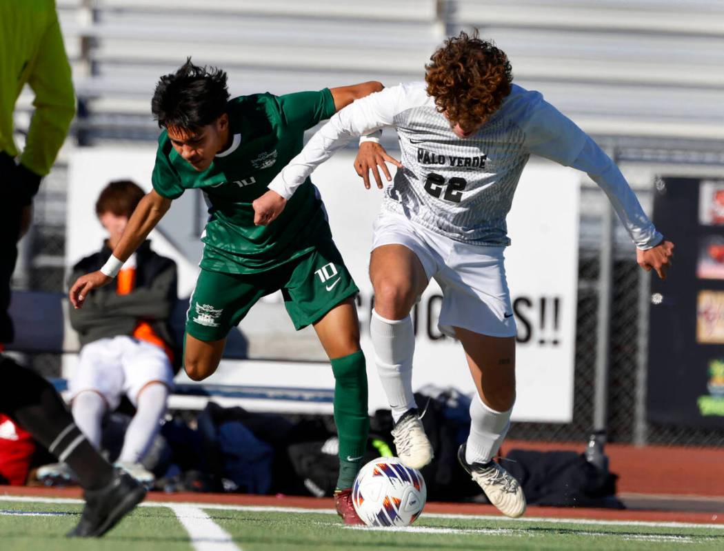 Palo Verde High's midfielder Trustin Parker (22) and Hug High's midfielder Luis Rodriguez (10) ...