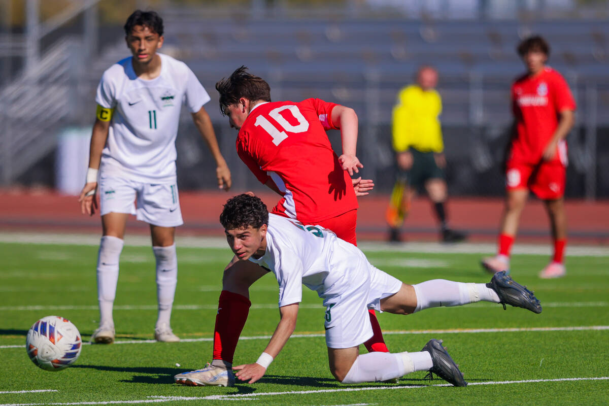 Hug defender Jordan Gomez (3) falls while chasing the ball during a 5A boys soccer state champi ...