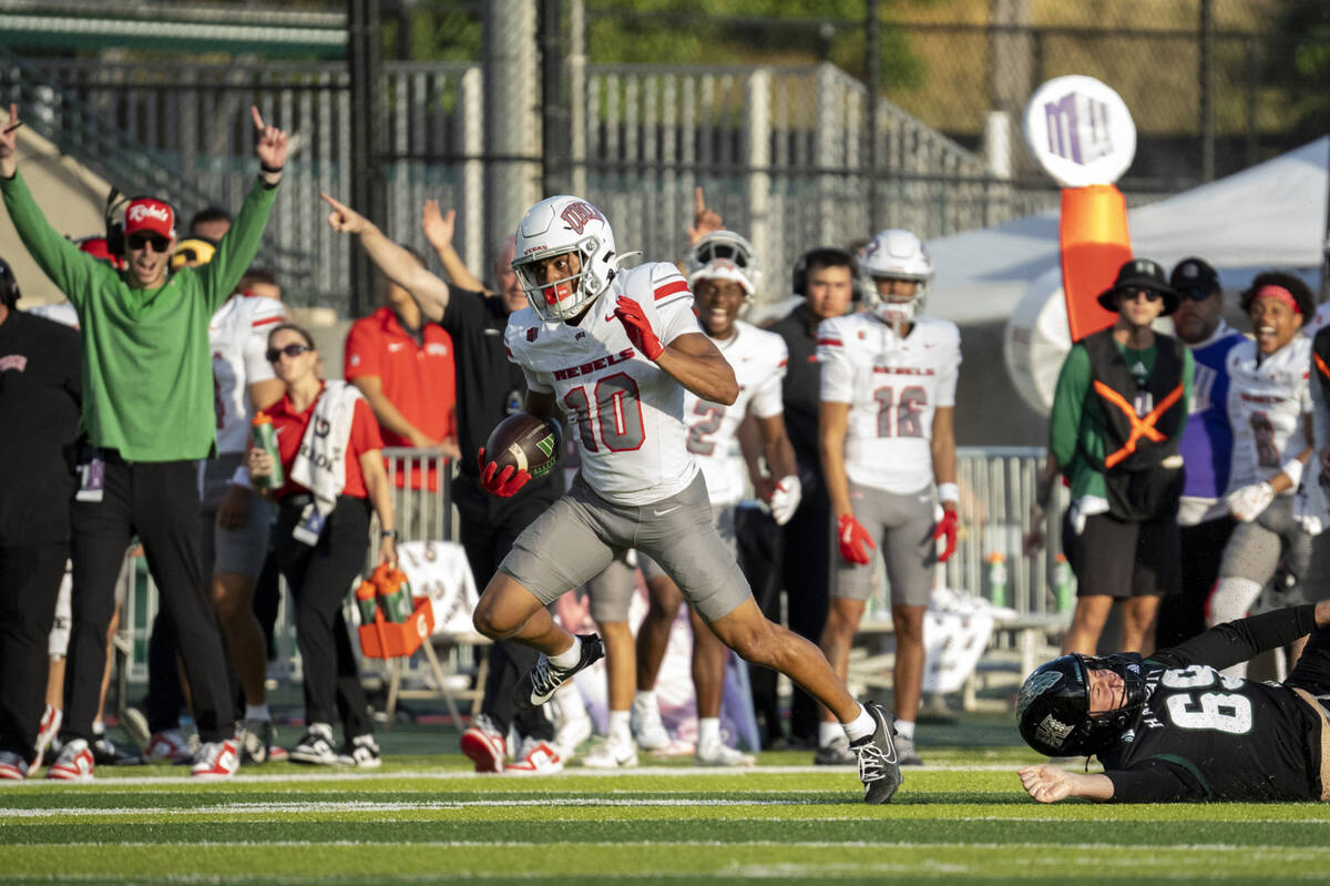 UNLV wide receiver DeAngelo Irvin Jr. (10) runs the ball during the first half of an NCAA colle ...