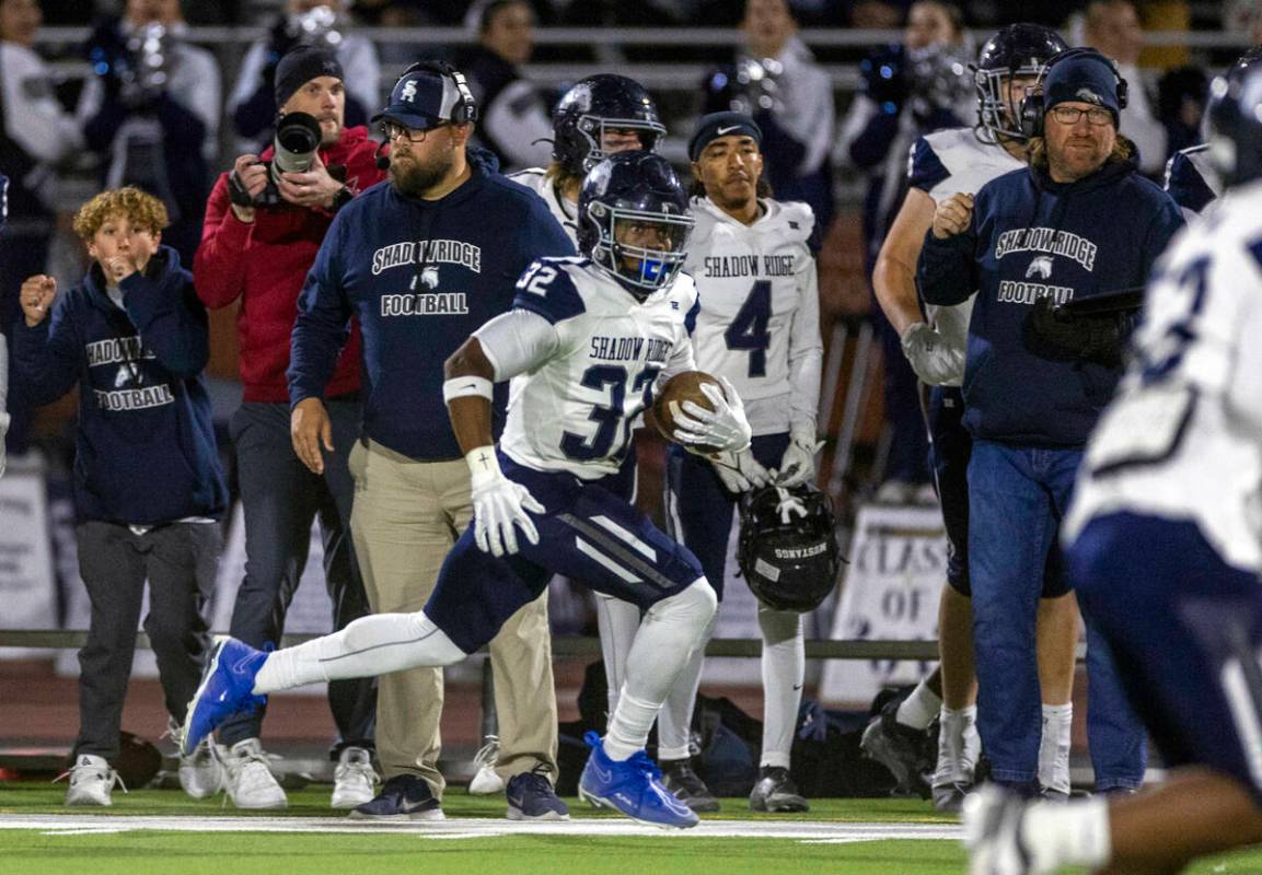 Shadow Ridge fullback Tyrell Craven (32) sprints up the sidelines against Legacy during the fir ...