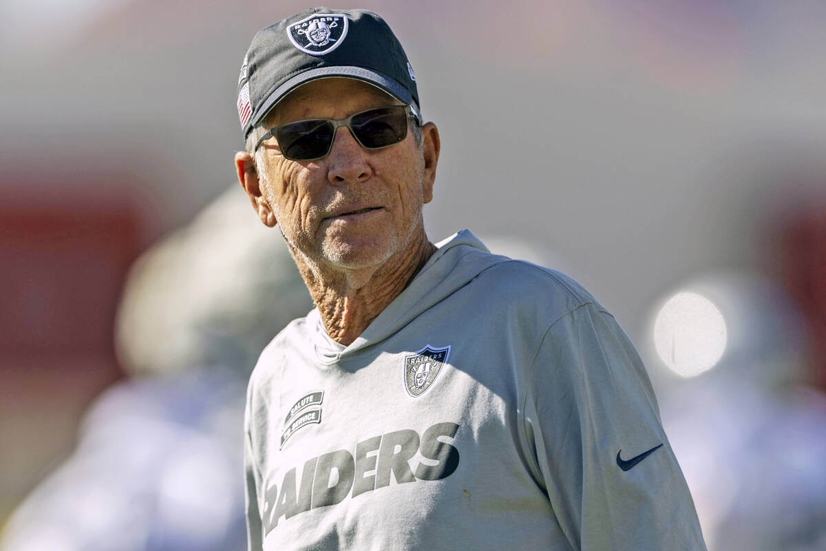 Raiders senior offensive advisor Norv Turner looks on during the team’s practice on Wedn ...