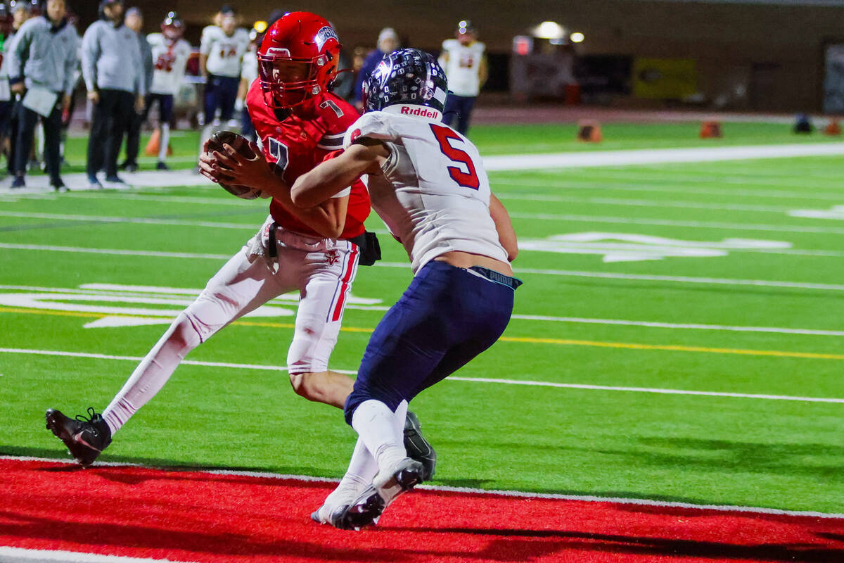 Arbor View quarterback Thaddeus Thatcher (7) runs into the end zone for a touchdown during a Cl ...