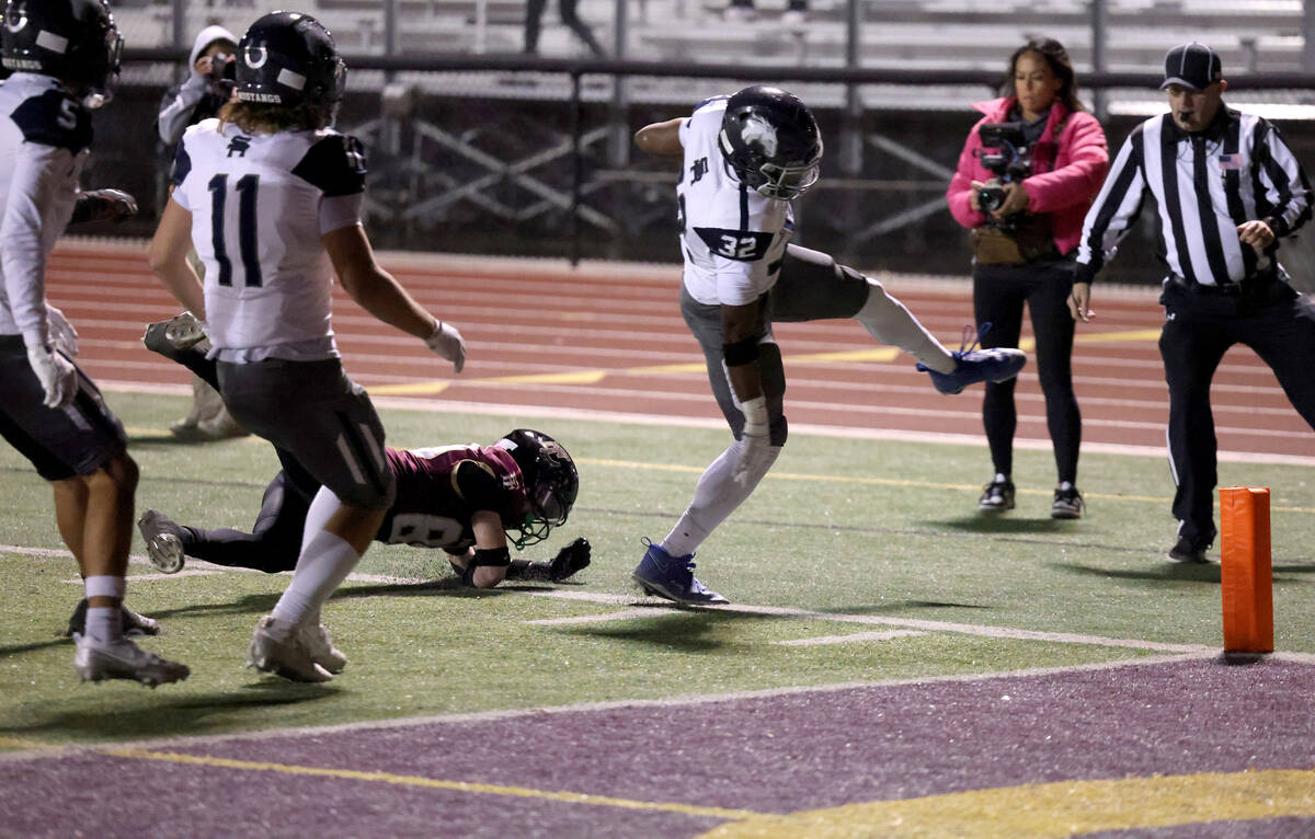 Shadow Ridge halfback Tyrell Craven (32) is forced out of bounds by Faith Lutheran in the first ...