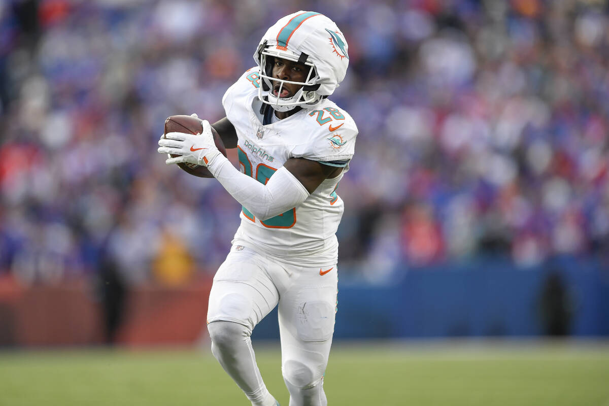 Miami Dolphins running back De'Von Achane (28) runs with the ball during the second half of an ...