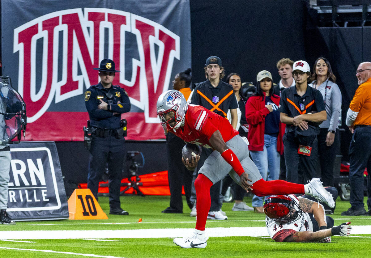 UNLV quarterback Hajj-Malik Williams (6) heads to the end zone after beating a tackle attempt b ...