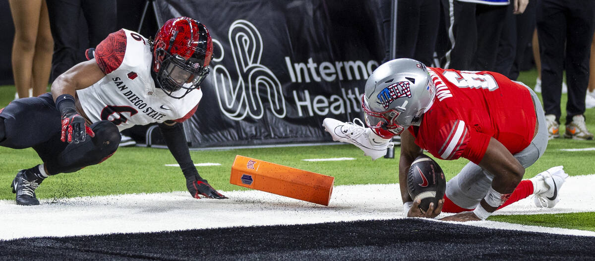 UNLV quarterback Hajj-Malik Williams (6) is just inches short of scoring as San Diego State Azt ...