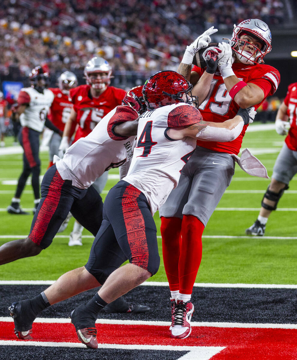 UNLV tight end Kaleo Ballungay (19) elevates for a touchdown reception as San Diego State Aztec ...