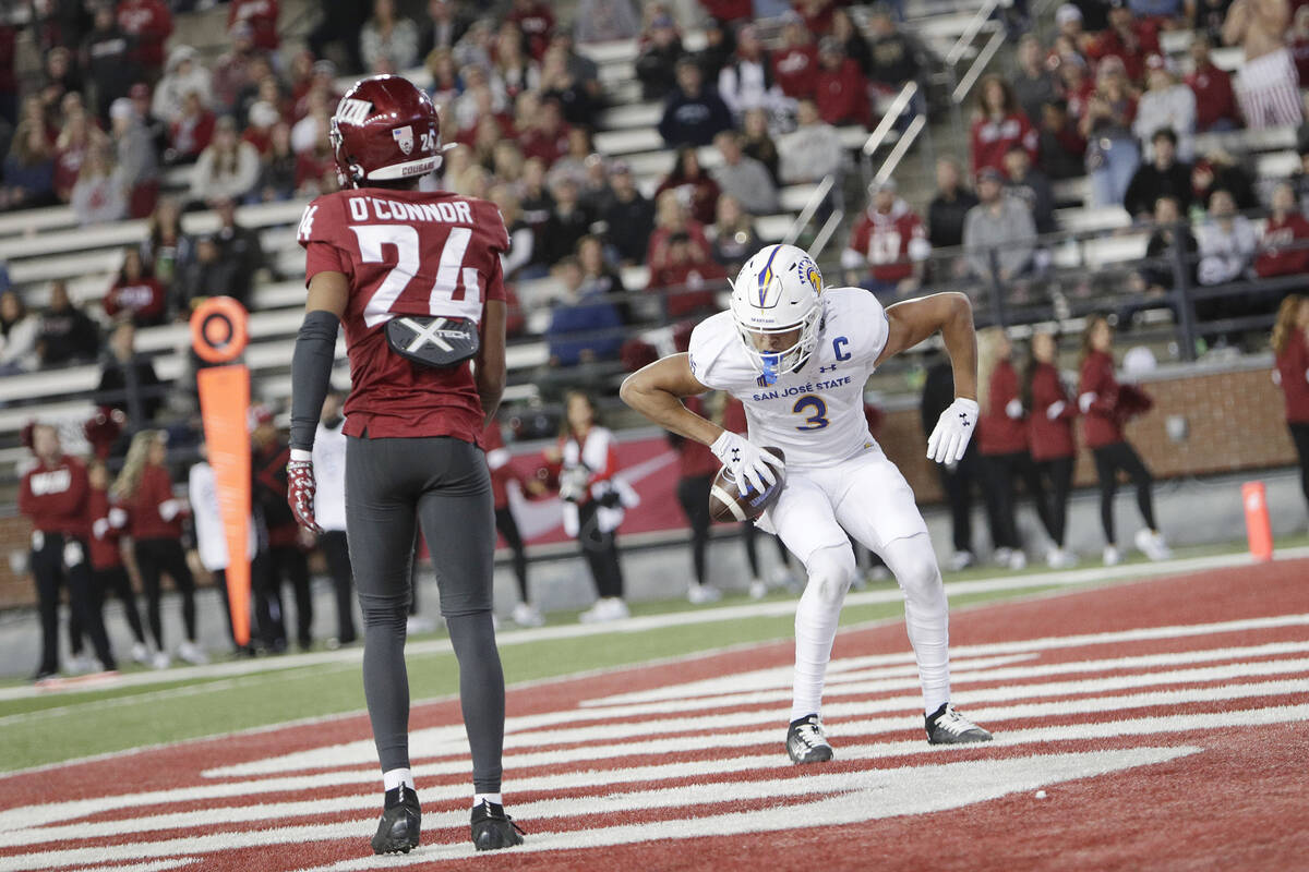 San Jose State wide receiver Nick Nash (3) celebrates his touchdown next to Washington State de ...