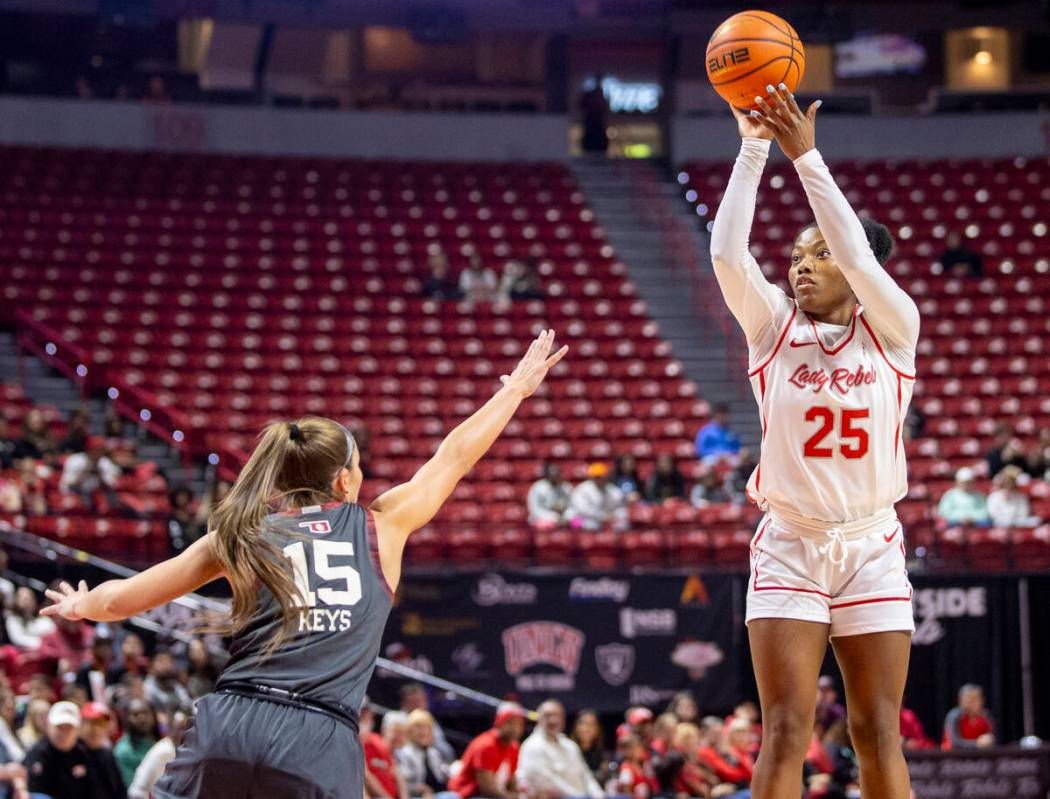 UNLV guard Aaliyah Alexander (25) shoots the ball over Oklahoma Sooners guard Lexy Keys (15) du ...