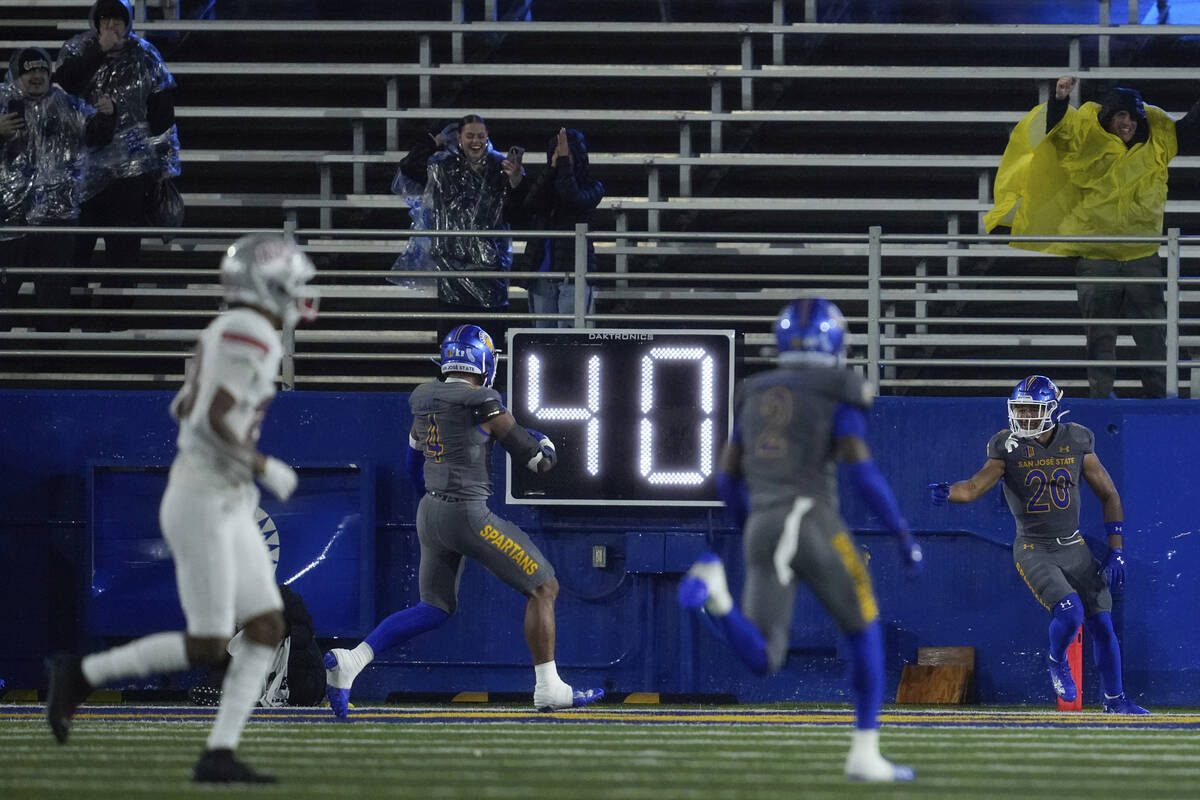 San Jose State defensive back Isiah Revis (20) celebrates with linebacker Taniela Latu (4) afte ...