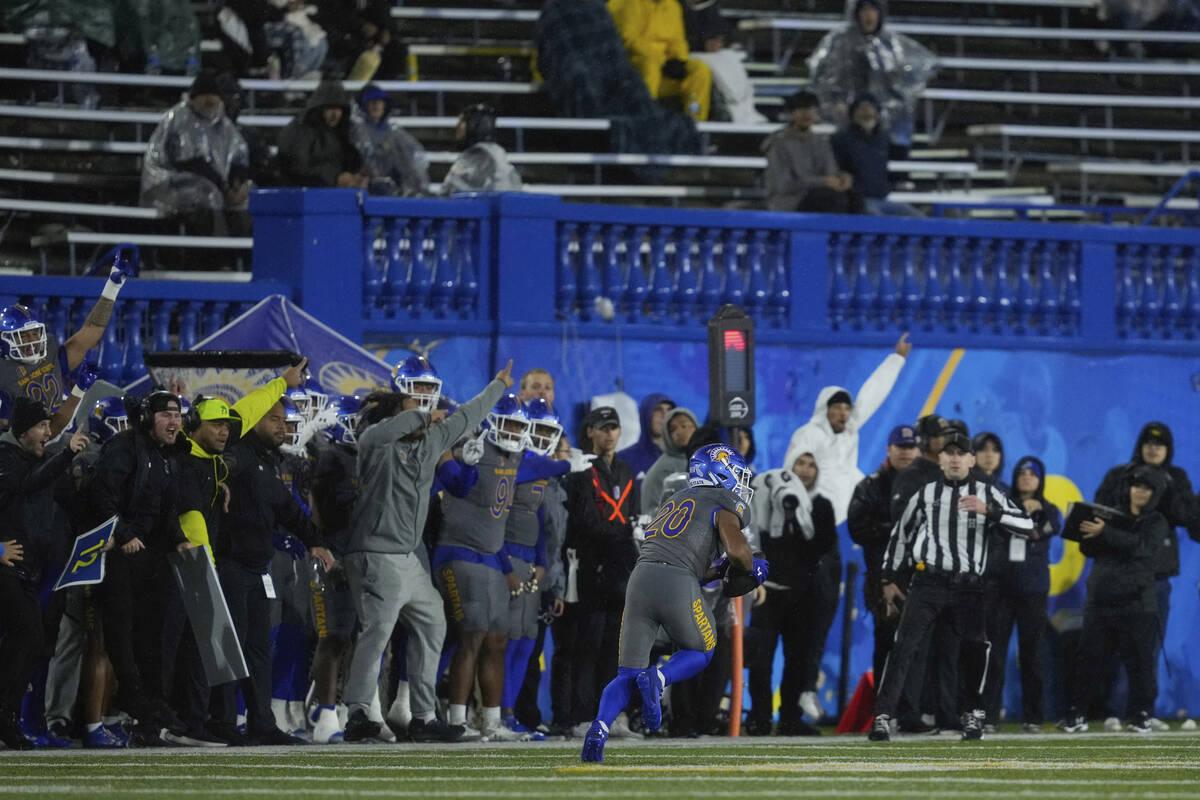 San Jose State defensive back Isiah Revis (20) returns an interception for a touchdown against ...