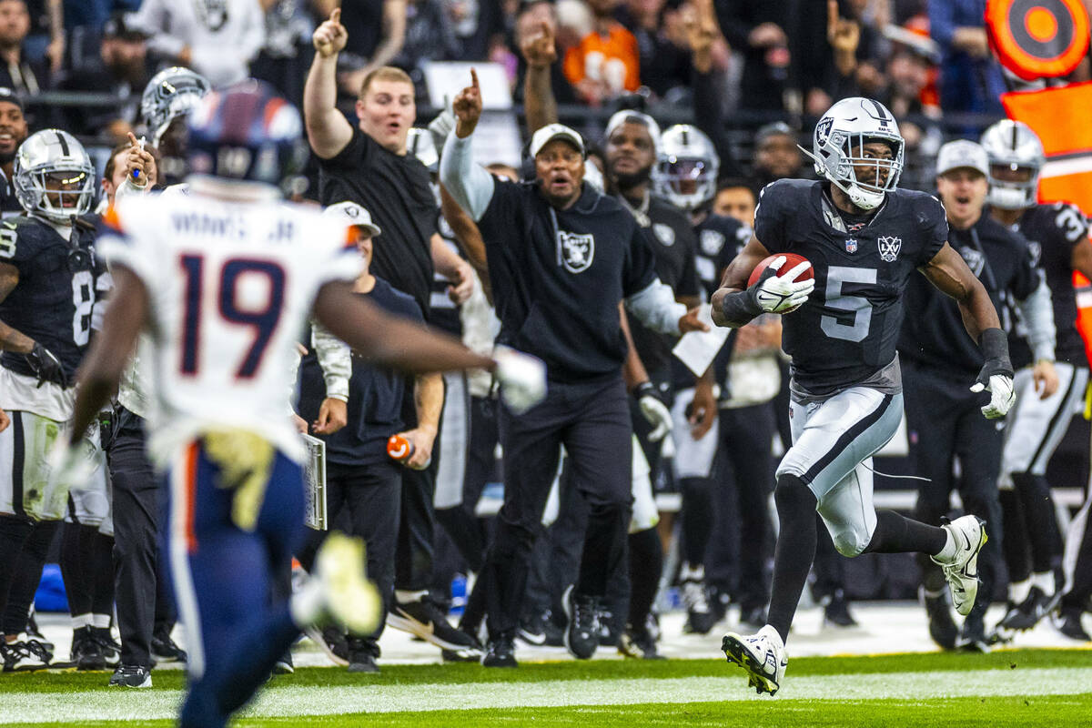 Raiders linebacker Divine Deablo (5) sprints up the sidelines after a fake punt pass reception ...