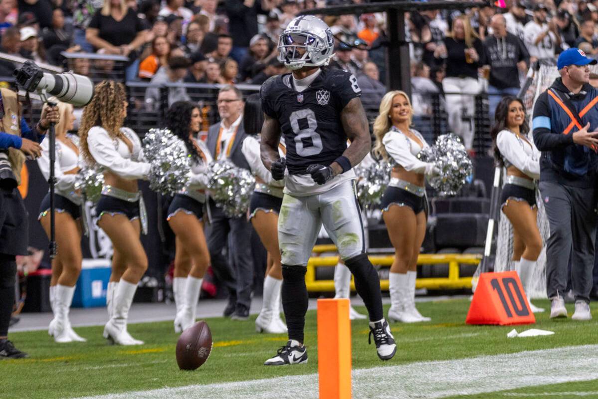 Raiders running back Ameer Abdullah (8) flexes after a big play during the first half of an NFL ...