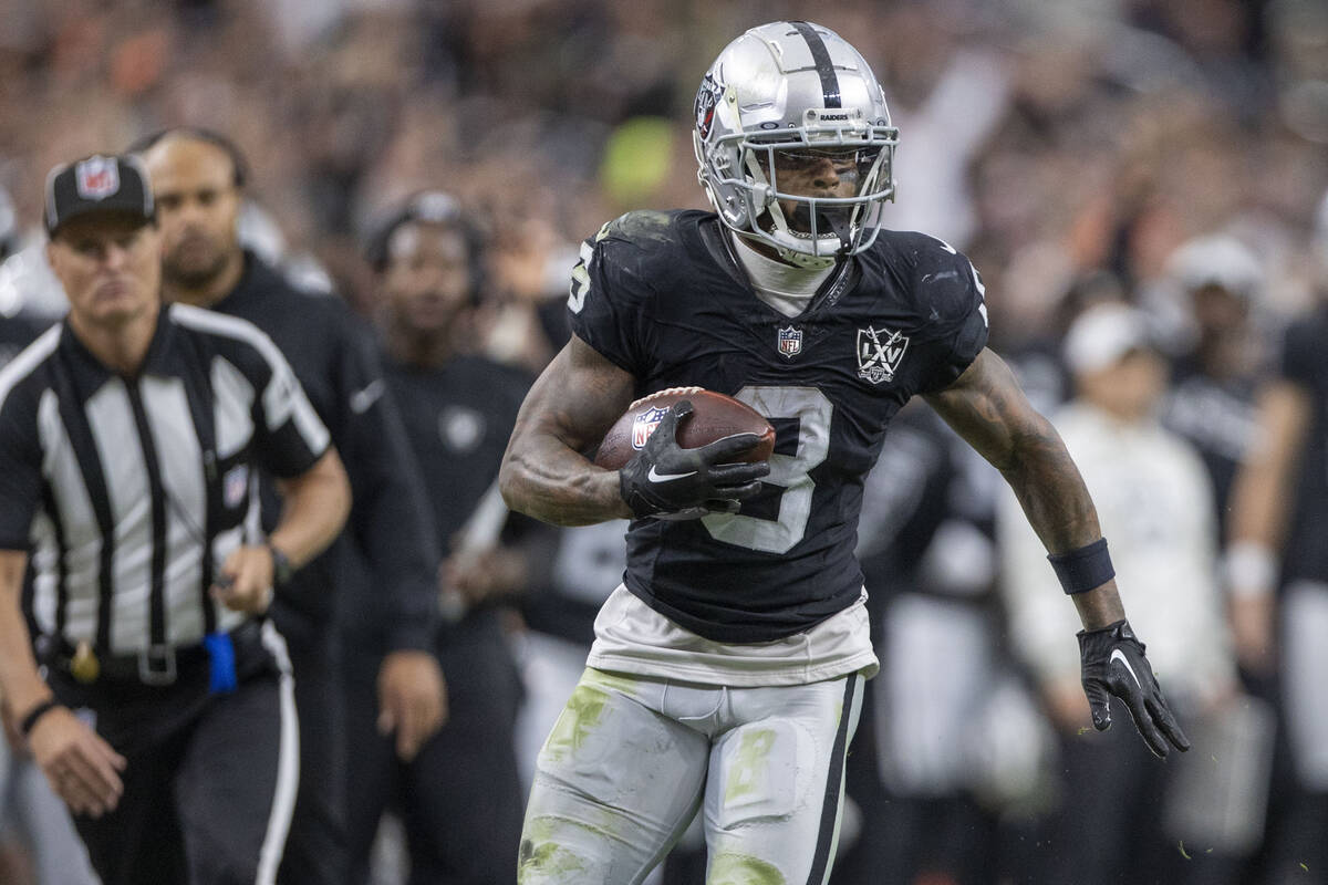 Raiders running back Ameer Abdullah (8) runs with the football during the first half of an NFL ...