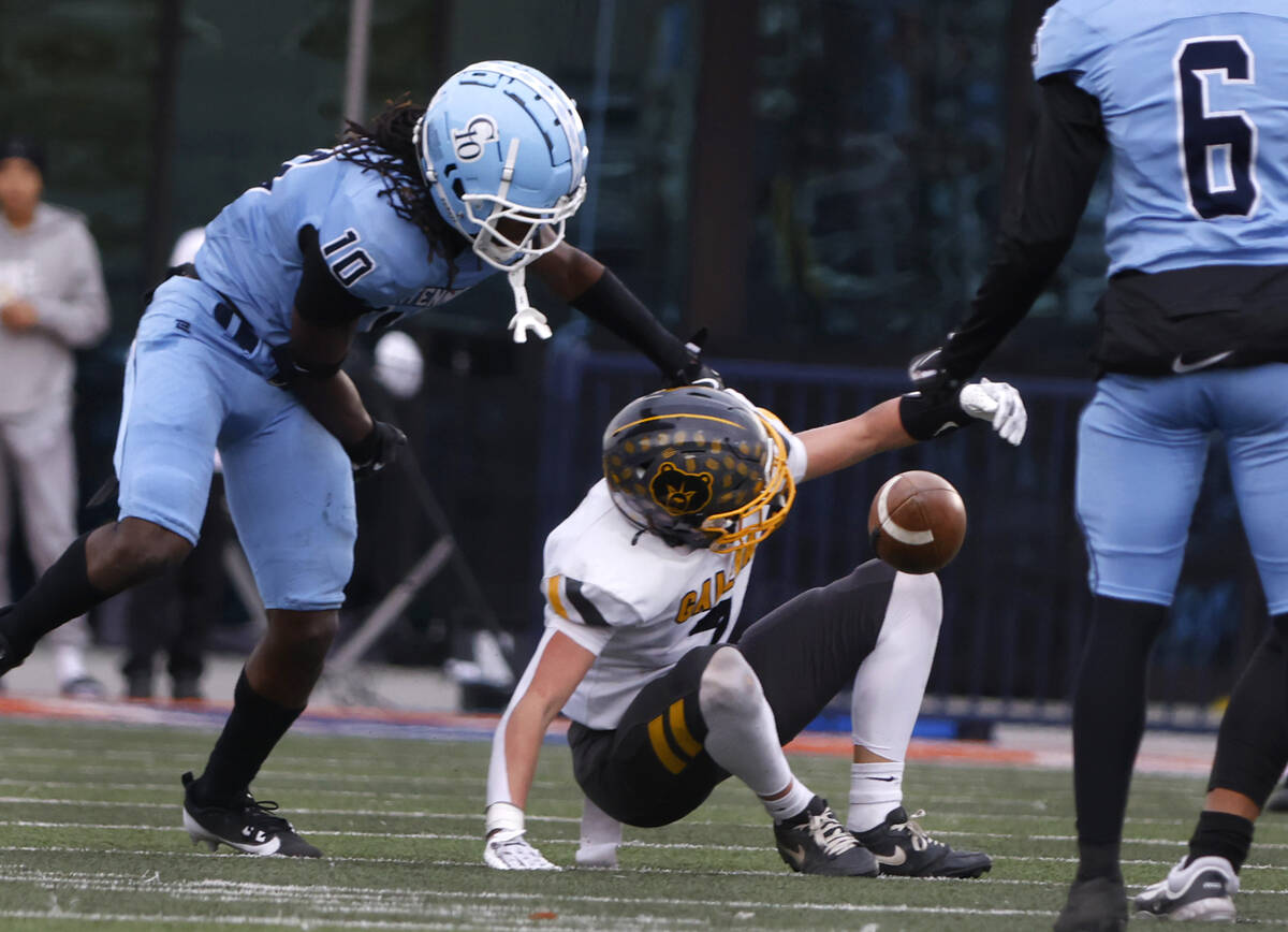 Galena High's wide receiver Zak Smrt (7) is unable to catch a pass as Centennial High's safety ...