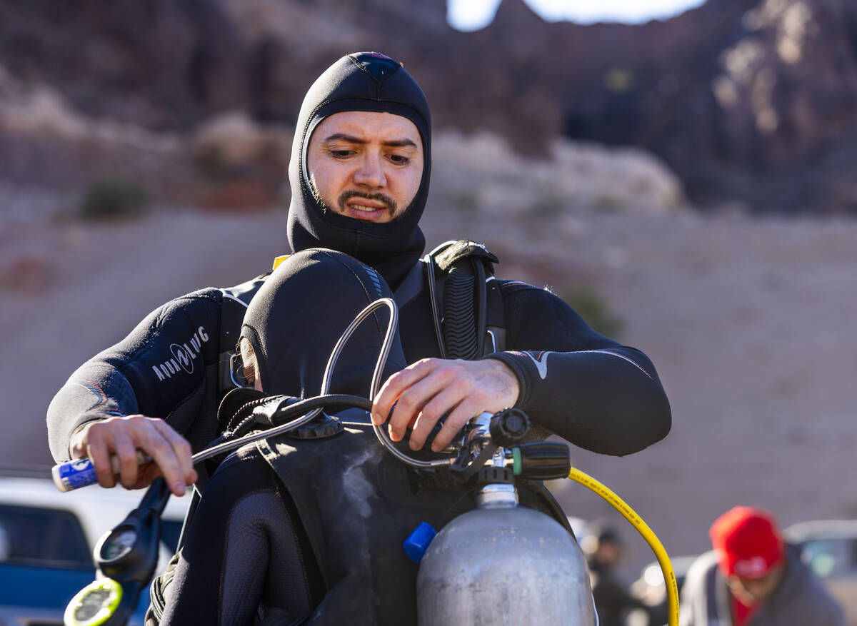 Sin City Scuba dive students get ready for an open water dive in Kingman Wash at Lake Mead Nati ...