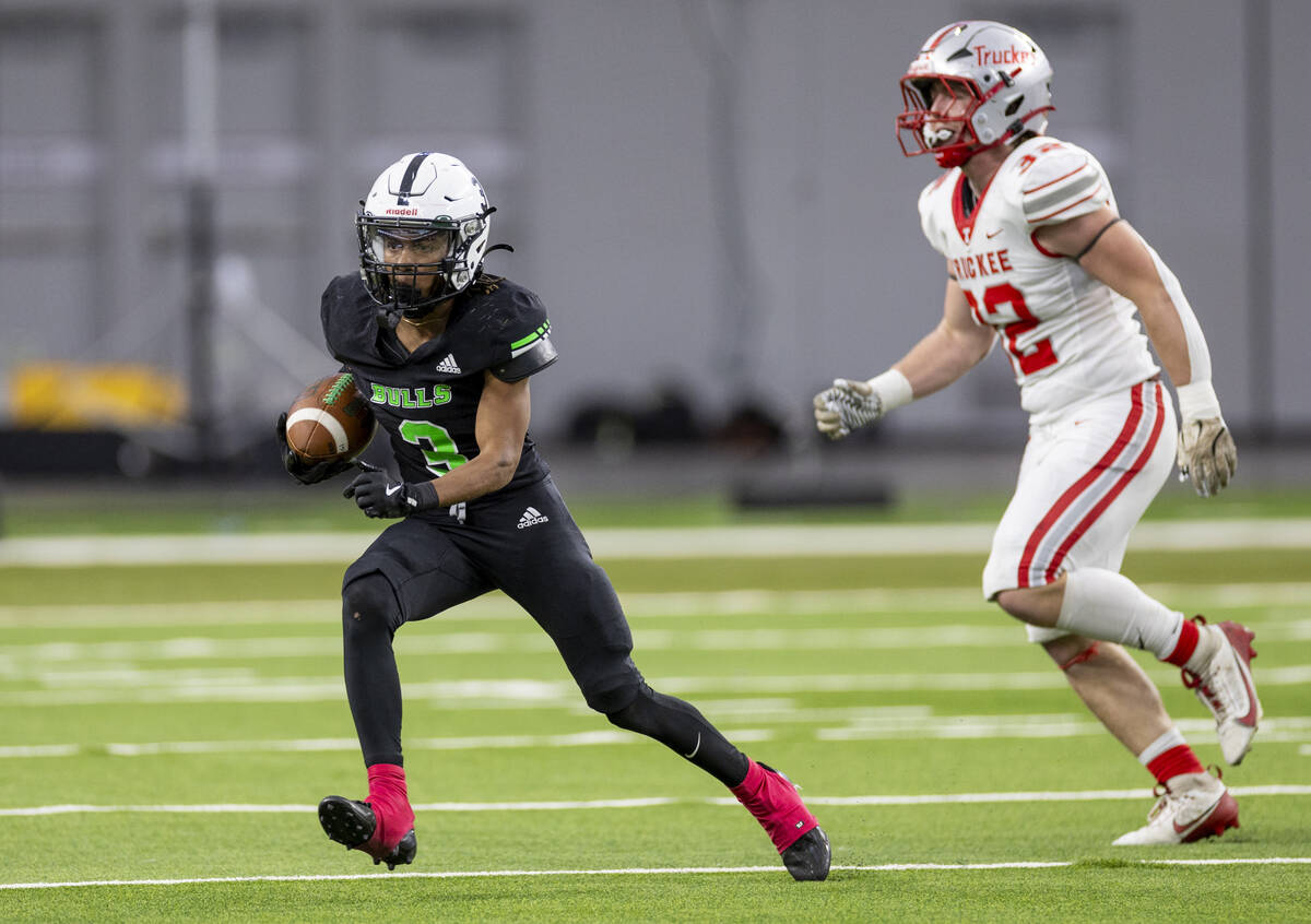 SLAM Academy senior Choy'ce Meloncon (3) runs with the ball during the Class 3A football state ...