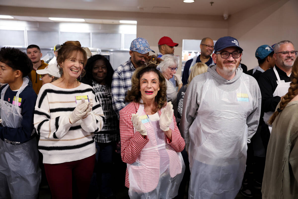 Las Vegas Mayor-elect Shelley Berkley, center, prepares to volunteer during the Catholic Charit ...