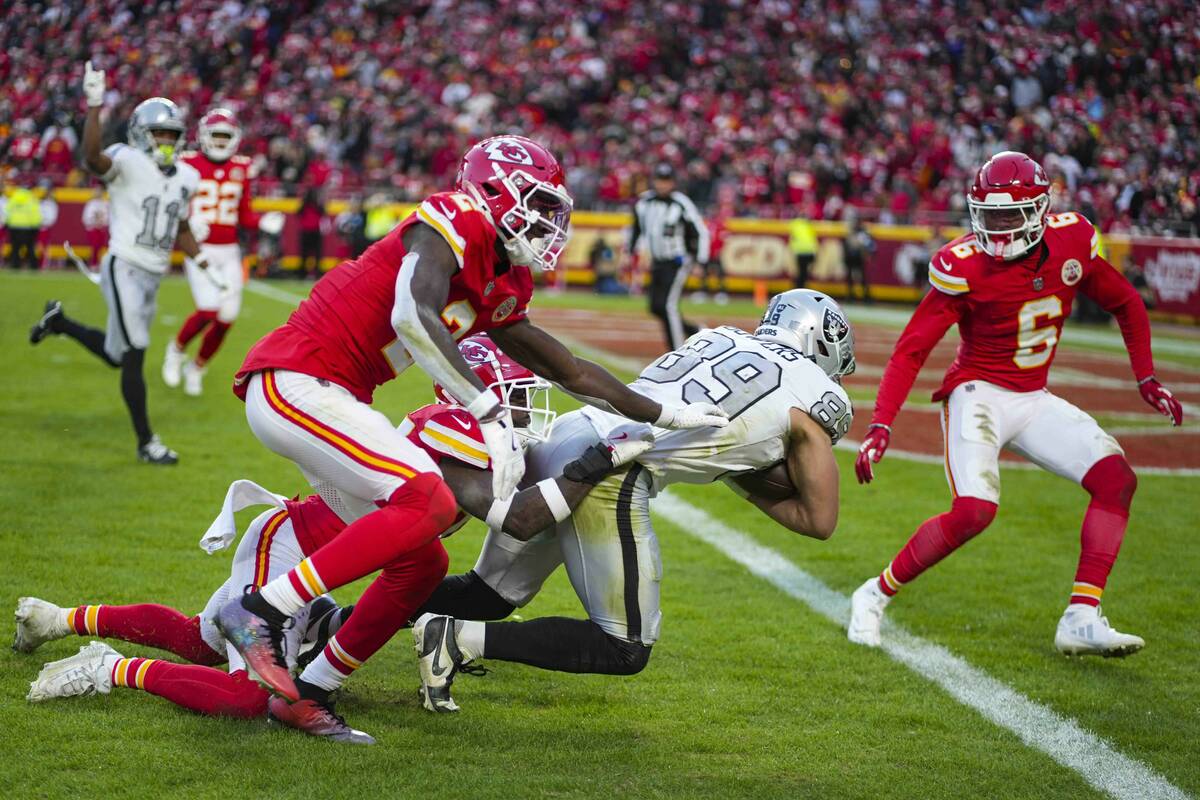 Las Vegas Raiders tight end Brock Bowers (89) dives in for a touchdown as he's hit by Kansas Ci ...