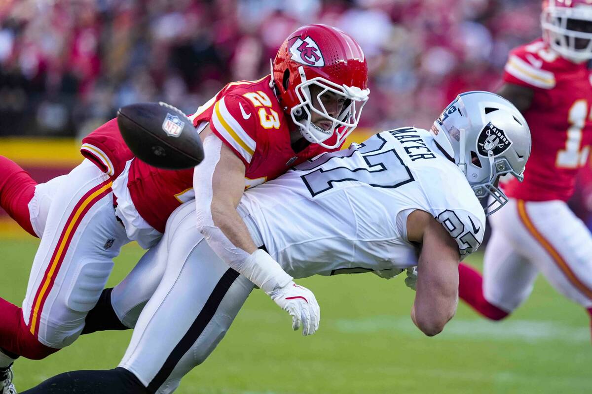 Kansas City Chiefs linebacker Drue Tranquill (23) breaks up a pass to Las Vegas Raiders tight e ...