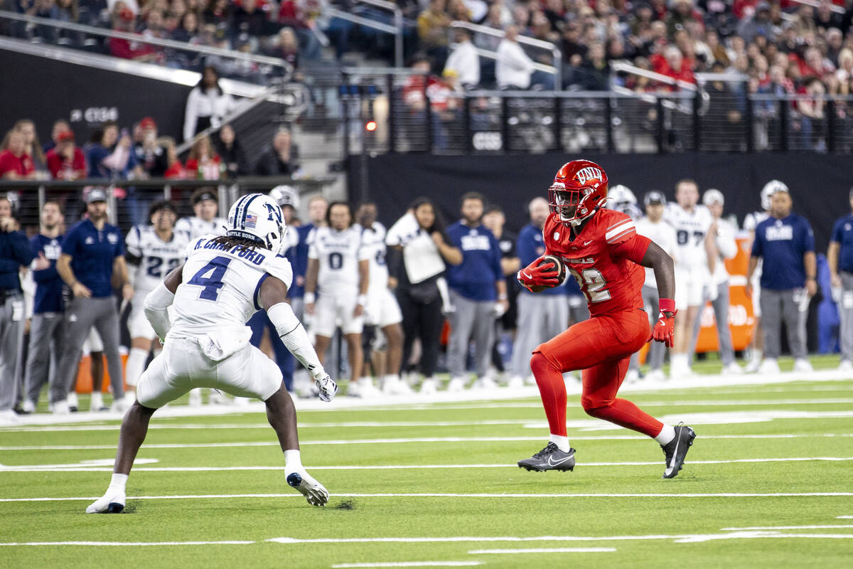 UNLV running back Devin Green (22) runs with the ball during the NCAA college football game aga ...