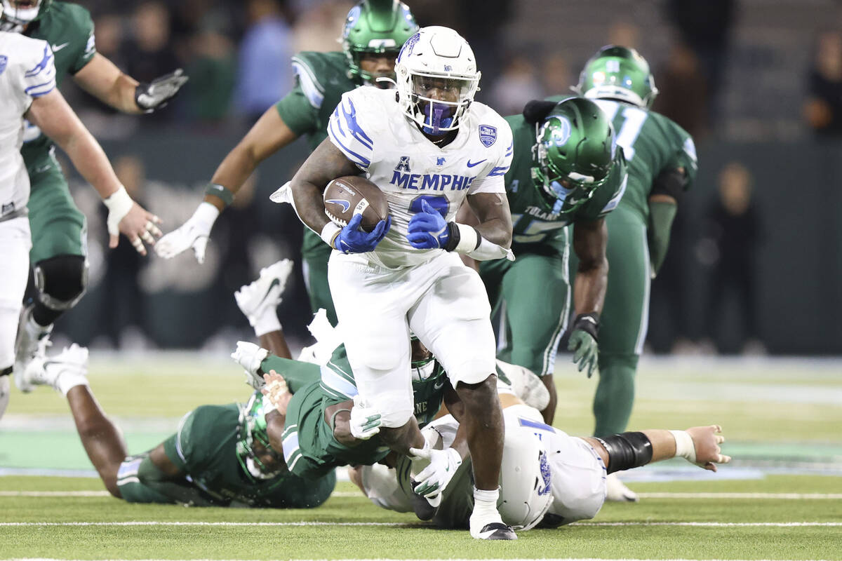 Memphis running back Mario Anderson Jr. (2) breaks a tackle en route to a 29-yard touchdown run ...