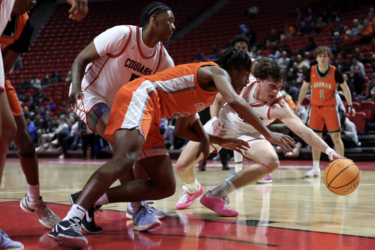 Coronado's JJ Buchanan (10) dives for the ball against Bishop Gorman's Jett Washington (2) duri ...