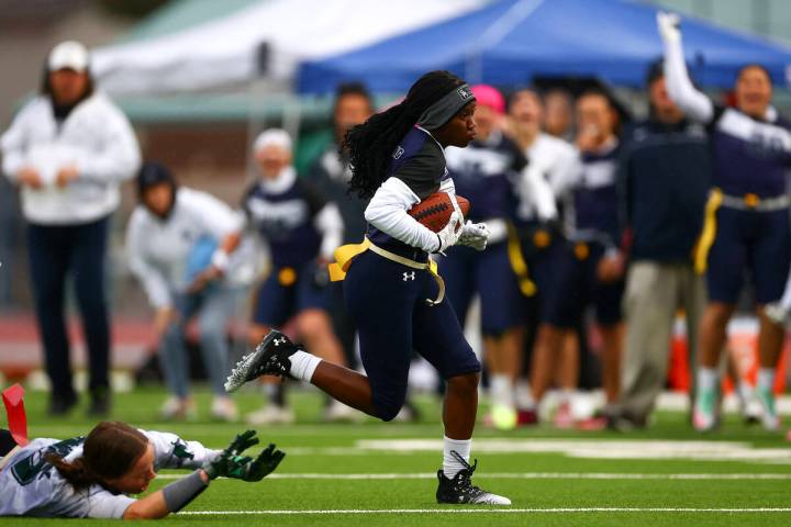 Shadow Ridge's Savanna McDow (8) runs in for a touchdown while Palo Verde's Samantha Manzo (26) ...