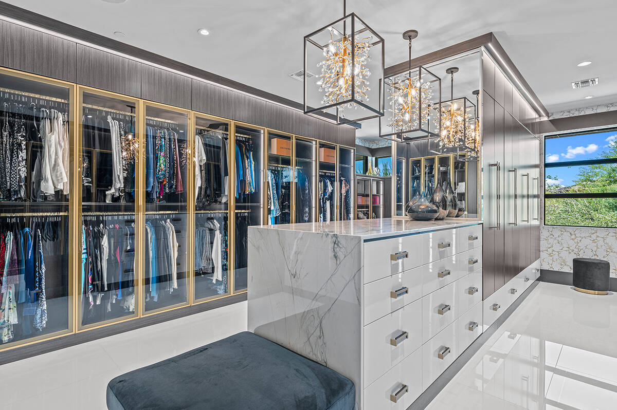 Closet. (Real Broker LLC)