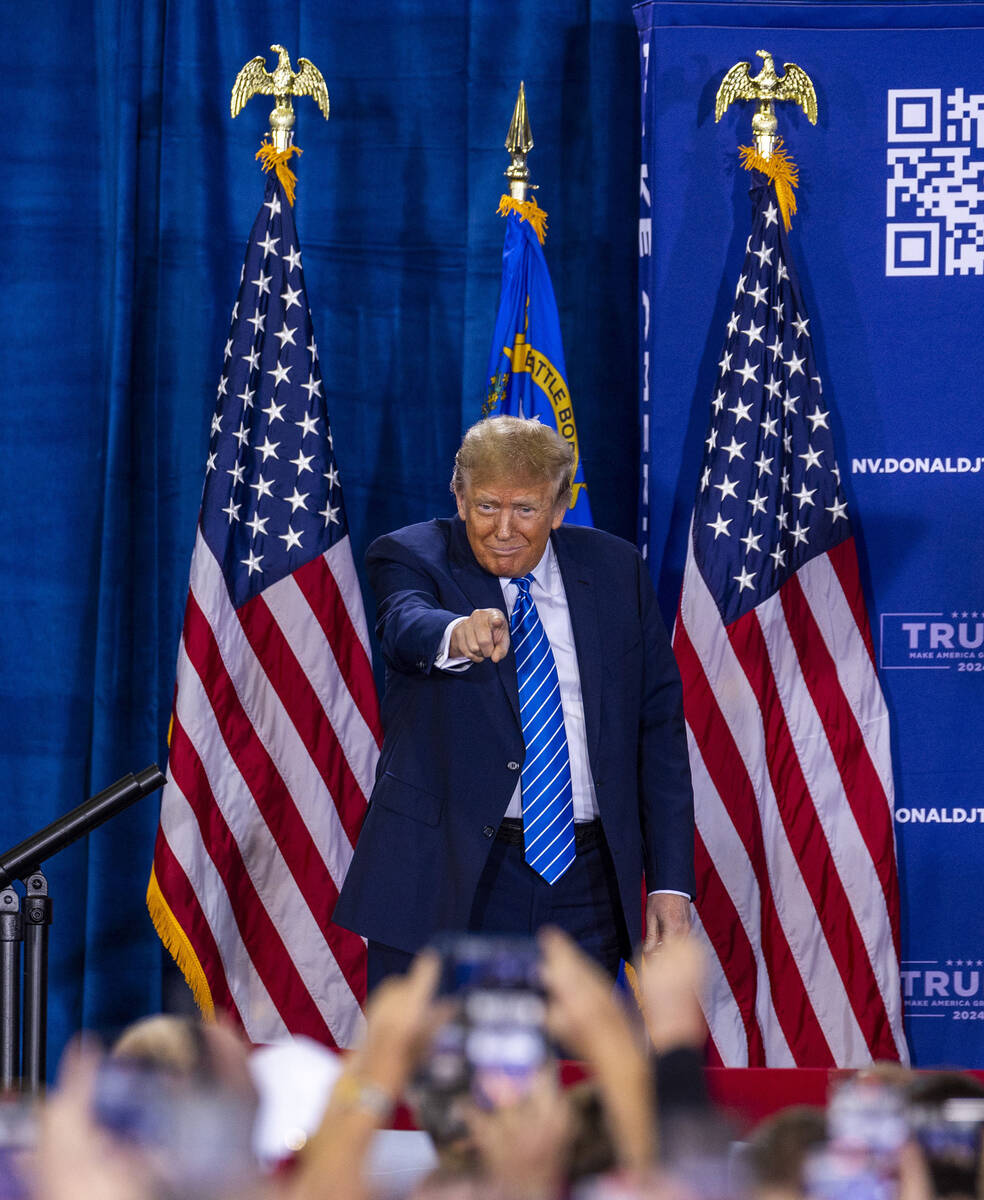 Donald Trump points to the crowd. (L.E. Baskow/Las Vegas Review-Journal) @Left_Eye_Images