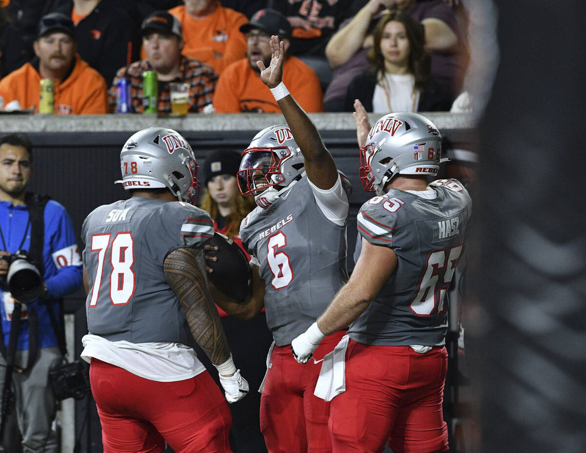 UNLV quarterback Hajj-Malik Williams (6) celebrate with his lineman Mathyus Su'a (78) and Jack ...