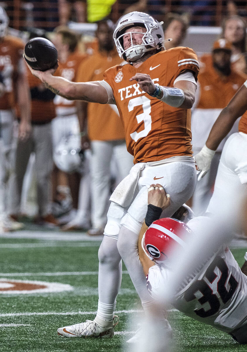 Texas quarterback Quinn Ewers (3) is sacked by Georgia linebacker Chaz Chambliss (32) during th ...