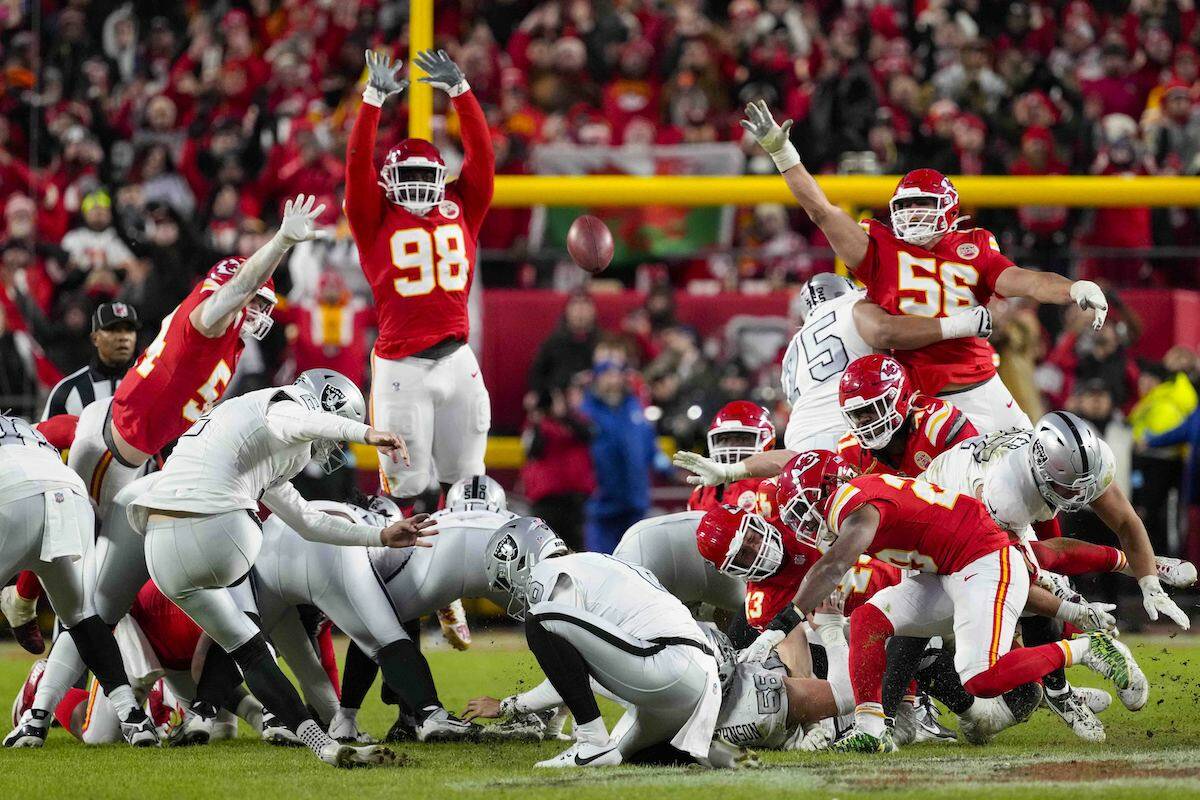 Las Vegas Raiders place kicker Daniel Carlson (2) misses a field goal late in the fourth quarte ...