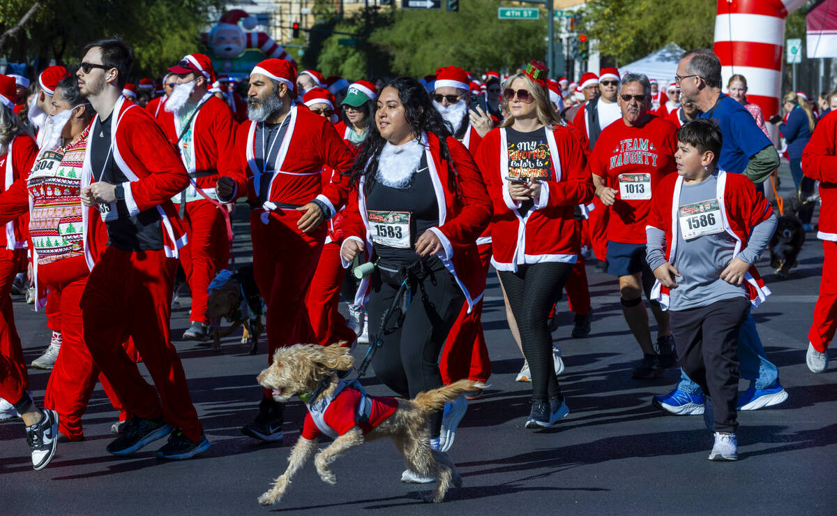 Entrants make their way along E. Bridger Avenue from the starting line for the Las Vegas Great ...