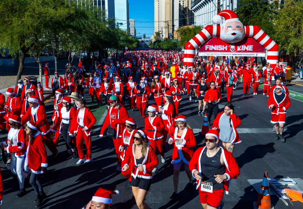 Entrants make their way along E. Bridger Avenue from the starting line for the Las Vegas Great ...