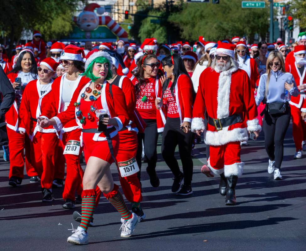 Entrants make their way along E. Bridger Avenue from the starting line for the Las Vegas Great ...