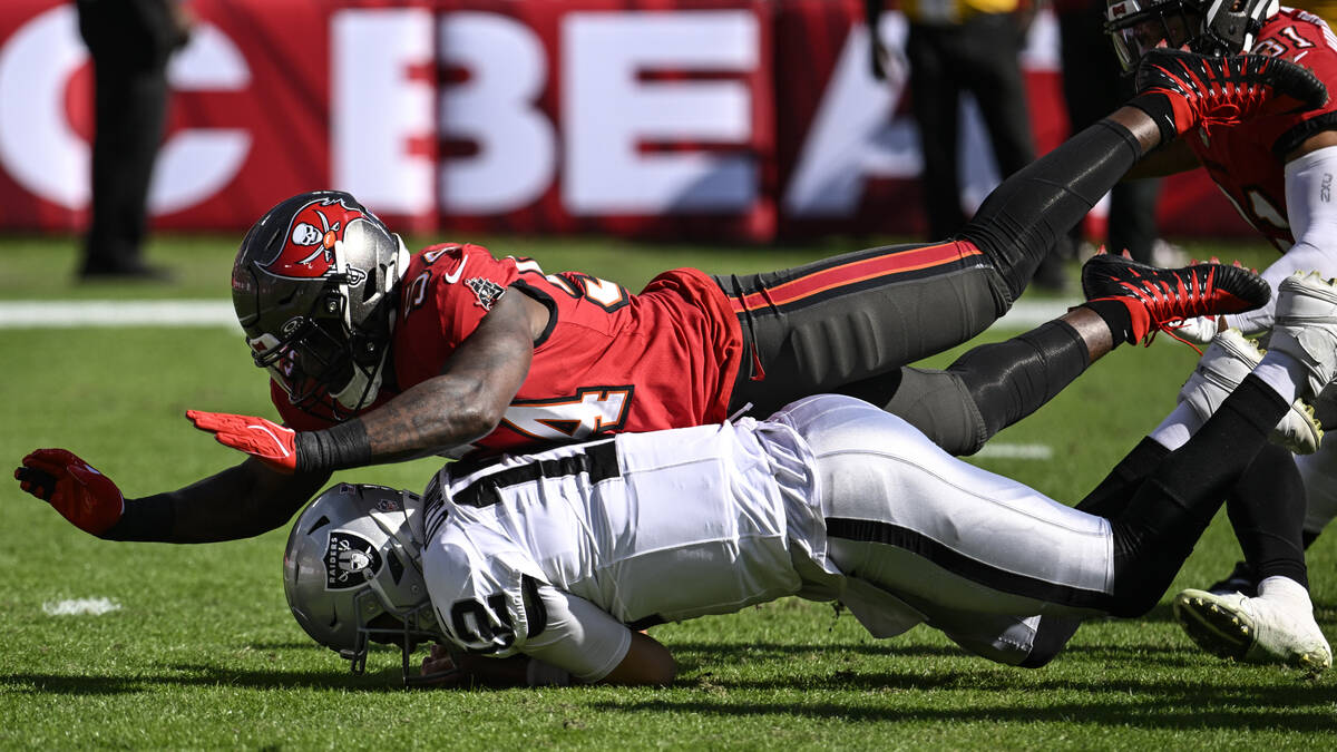 Tampa Bay Buccaneers linebacker Lavonte David (54) avoids Las Vegas Raiders quarterback Aidan O ...