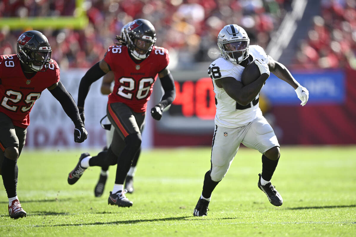 Las Vegas Raiders running back Sincere McCormick (28) rushes for yardage as Tampa Bay Buccaneer ...