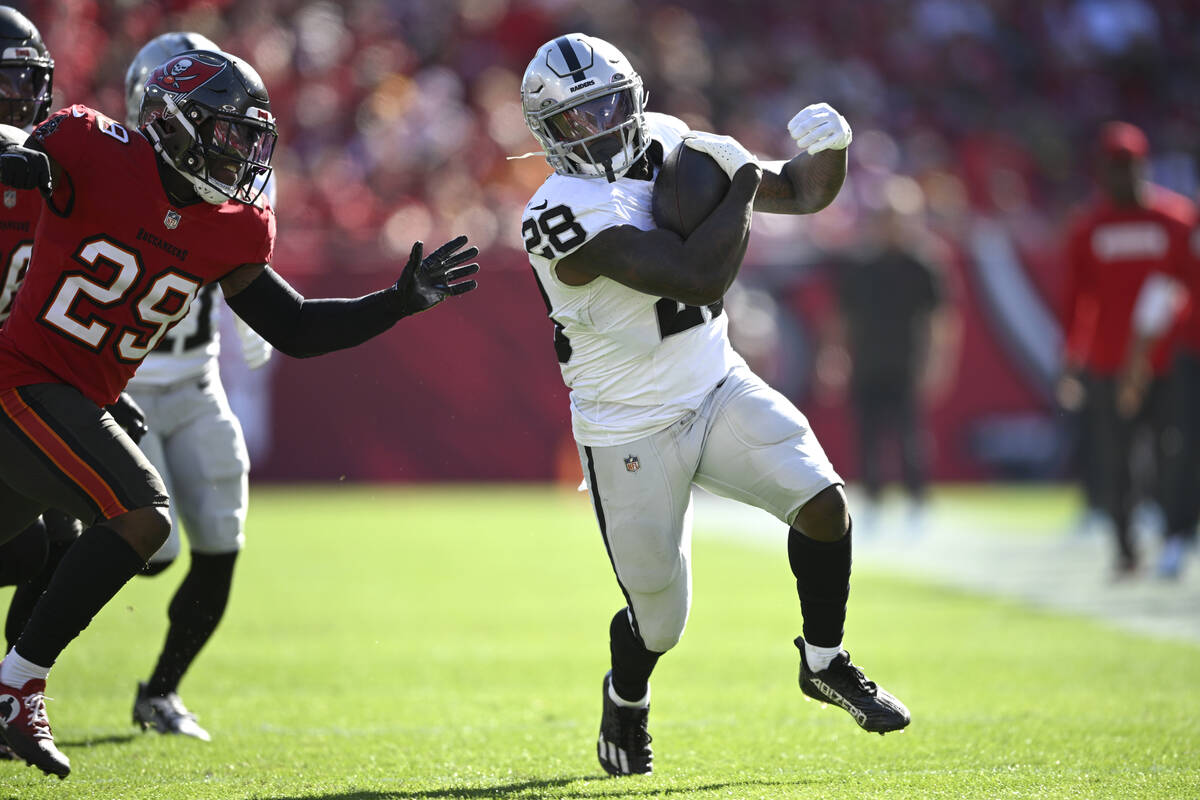 Las Vegas Raiders running back Sincere McCormick (28) rushes for yardage as Tampa Bay Buccaneer ...