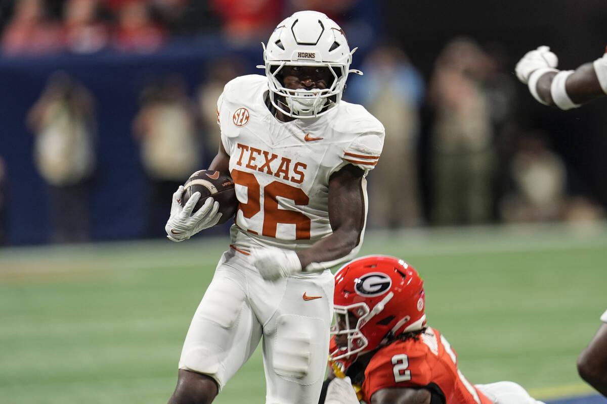 Texas running back Quintrevion Wisner (26) runs against Georgia linebacker Smael Mondon Jr. (2) ...