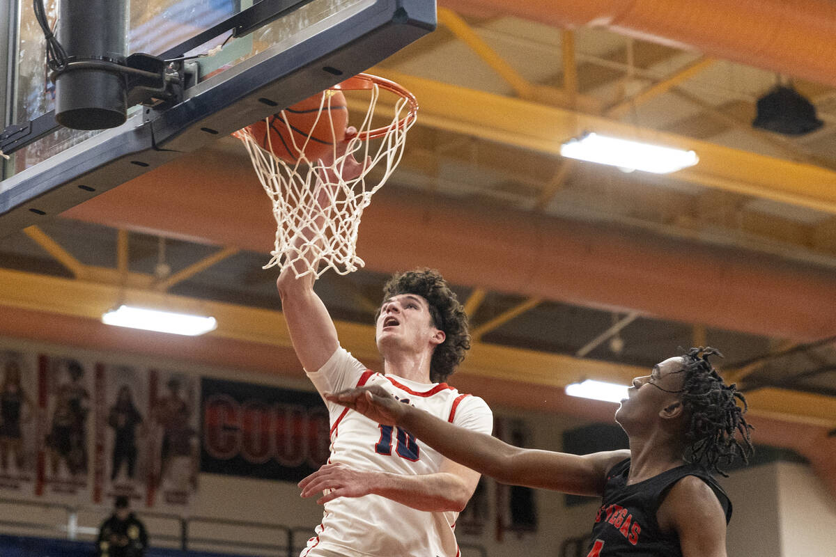 Coronado senior Mason Abittan (10) dunks the ball past Las Vegas sophomore Amari Hinds, right, ...