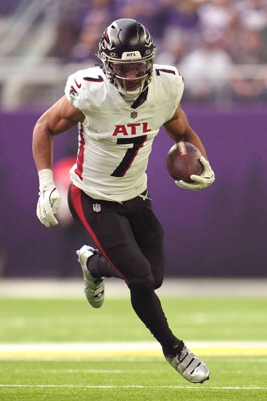 Atlanta Falcons running back Bijan Robinson (7) runs with the football during the first half of ...