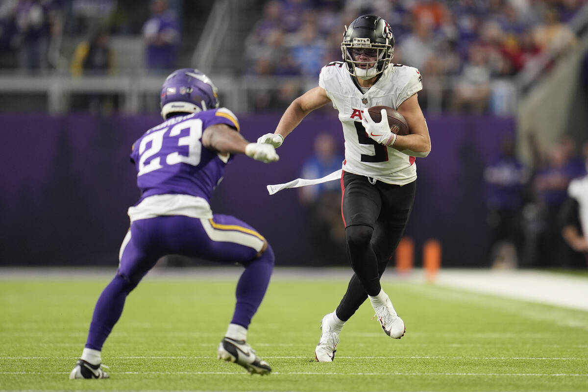 Atlanta Falcons wide receiver Drake London (5) runs with the football as Minnesota Vikings corn ...