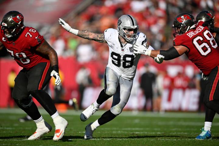 Las Vegas Raiders defensive end Maxx Crosby (98) works against Tampa Bay Buccaneers guard Ben B ...