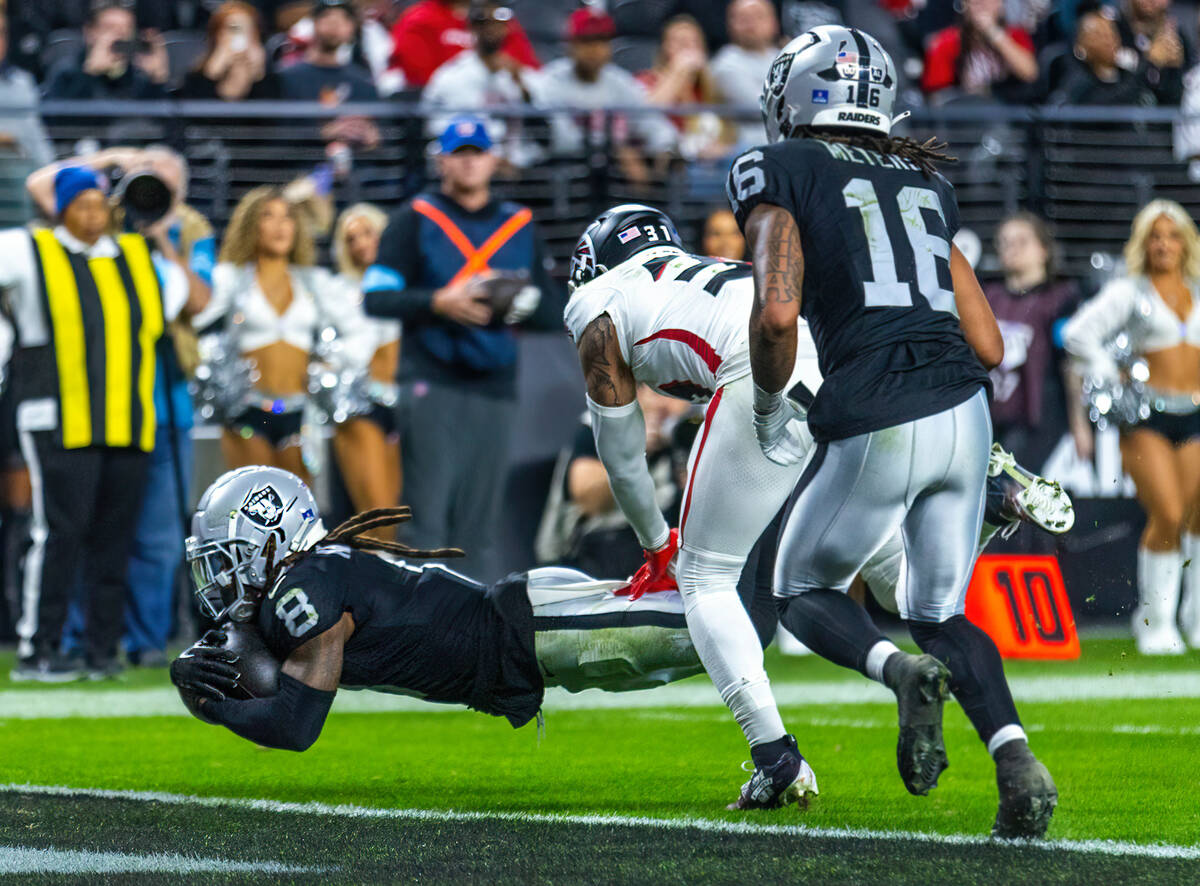 Raiders running back Ameer Abdullah (8) dives into the end zone for a score before Atlanta Falc ...