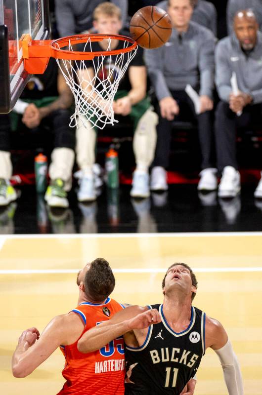 Milwaukee Bucks center Brook Lopez (11) and Oklahoma City Thunder center Isaiah Hartenstein, le ...