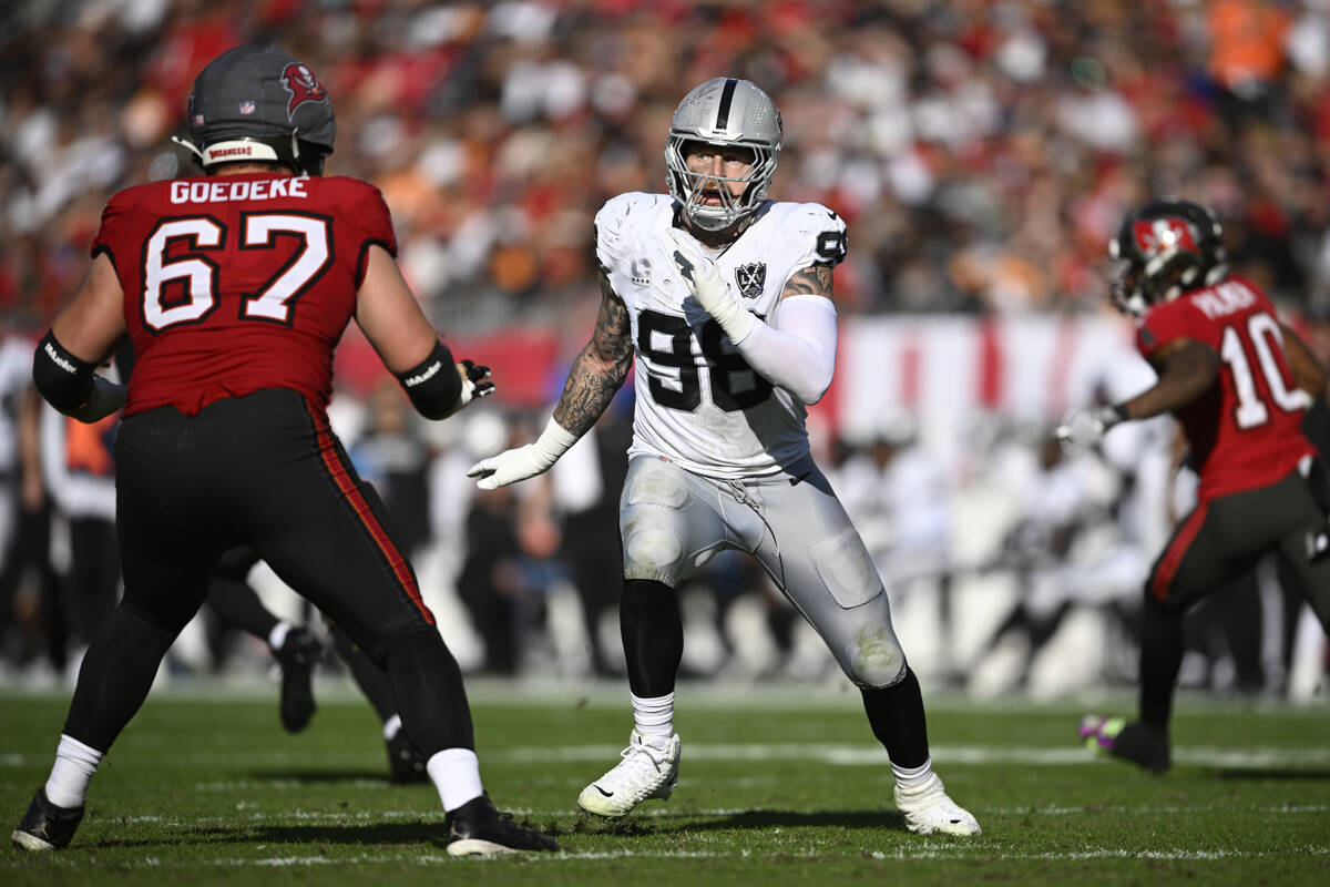 Las Vegas Raiders defensive end Maxx Crosby (98) works against Tampa Bay Buccaneers offensive t ...