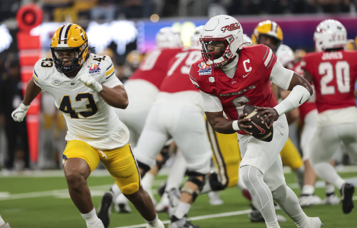 UNLV quarterback Hajj-Malik Williams (6) runs the ball against Cal linebacker Ryan McCulloch (4 ...