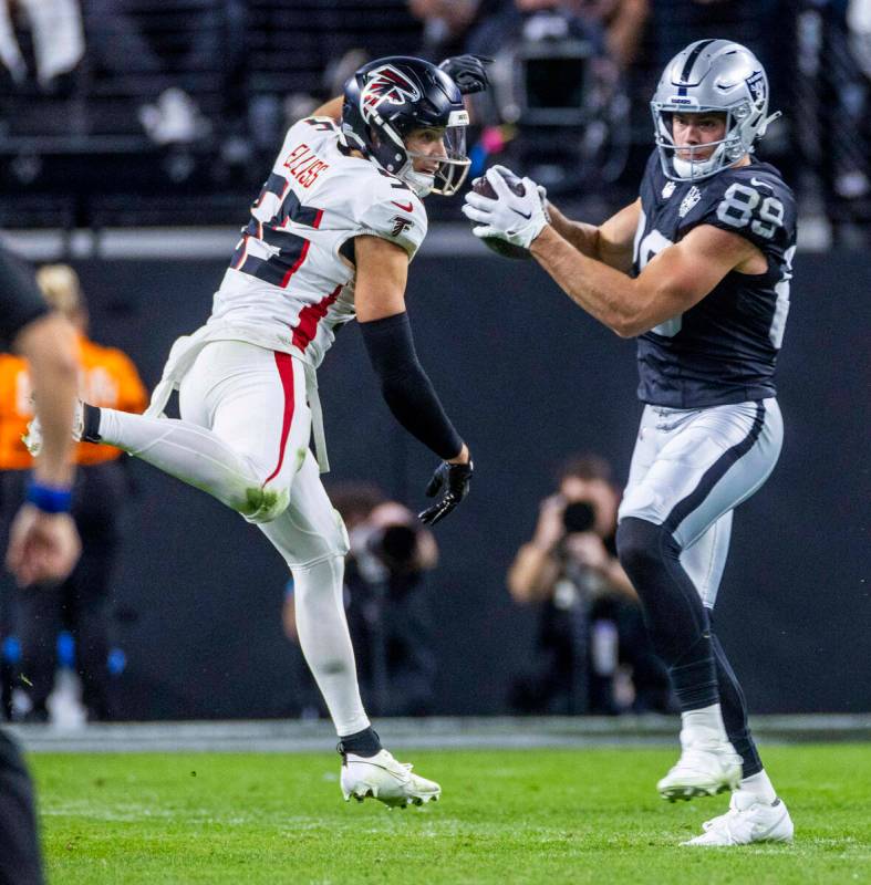 Raiders tight end Brock Bowers (89) makes a reception as Atlanta Falcons linebacker Kaden Ellis ...