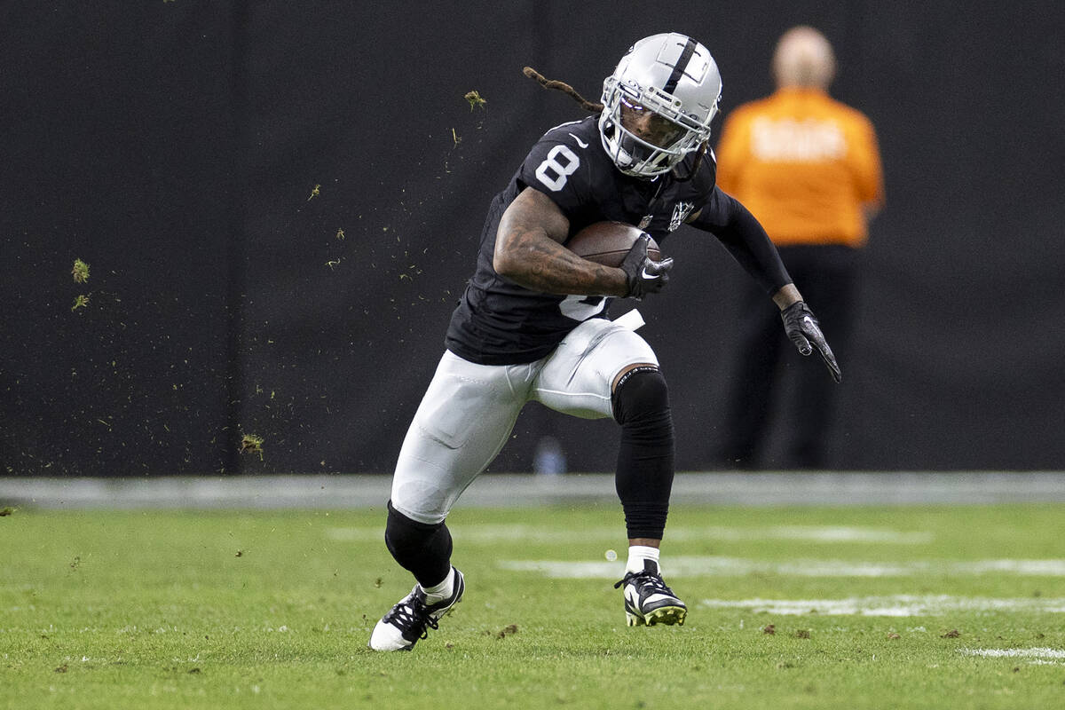 Raiders running back Ameer Abdullah (8) runs with the ball during the first half of the NFL gam ...